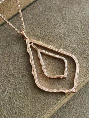 Kendra Scott necklace